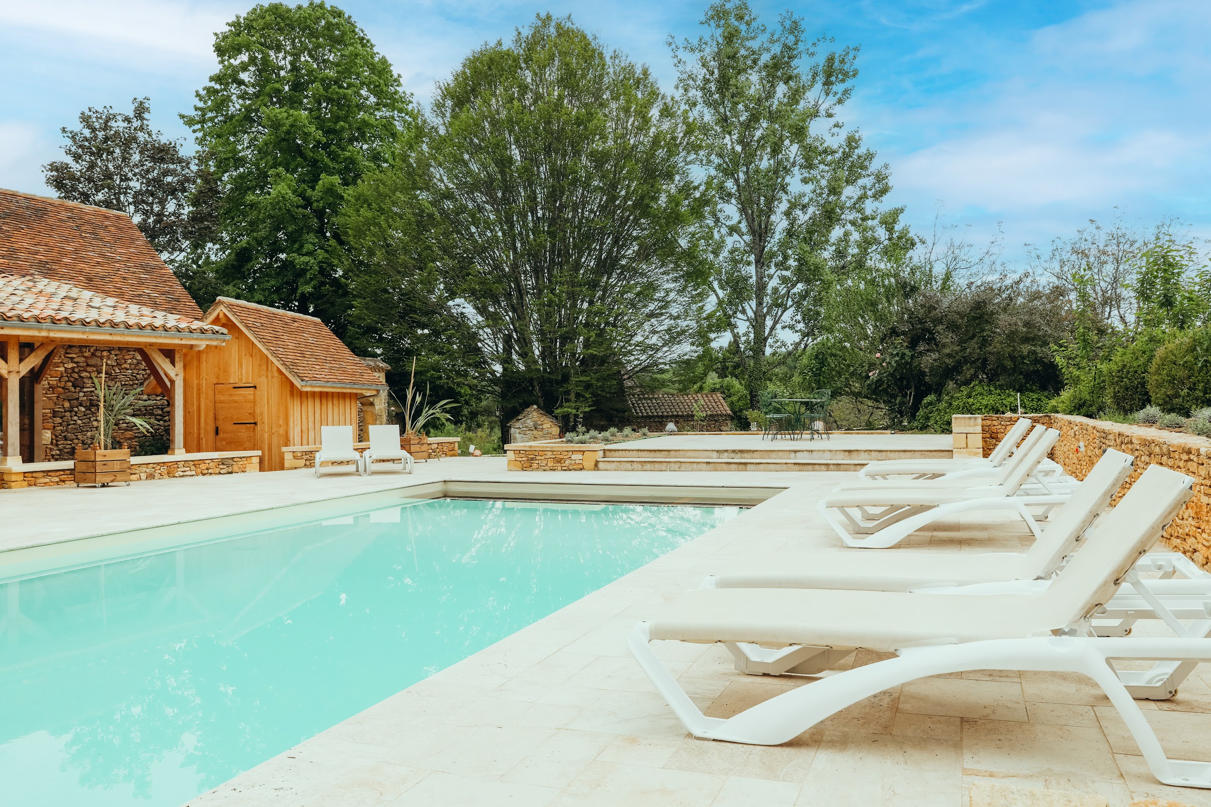 Transats au bord de la grande piscine