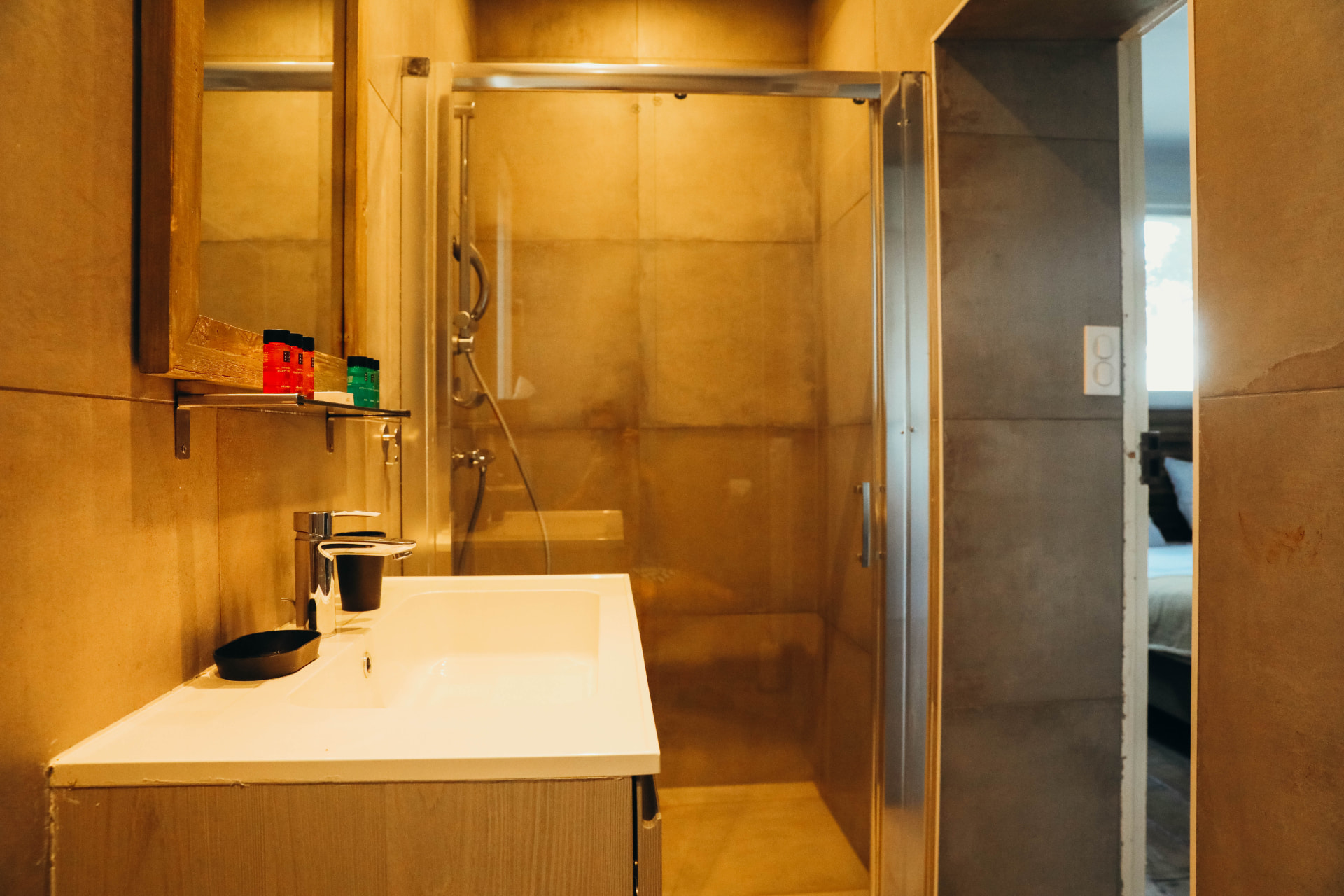 Salle d'eau contemporaine avec douche vitrée