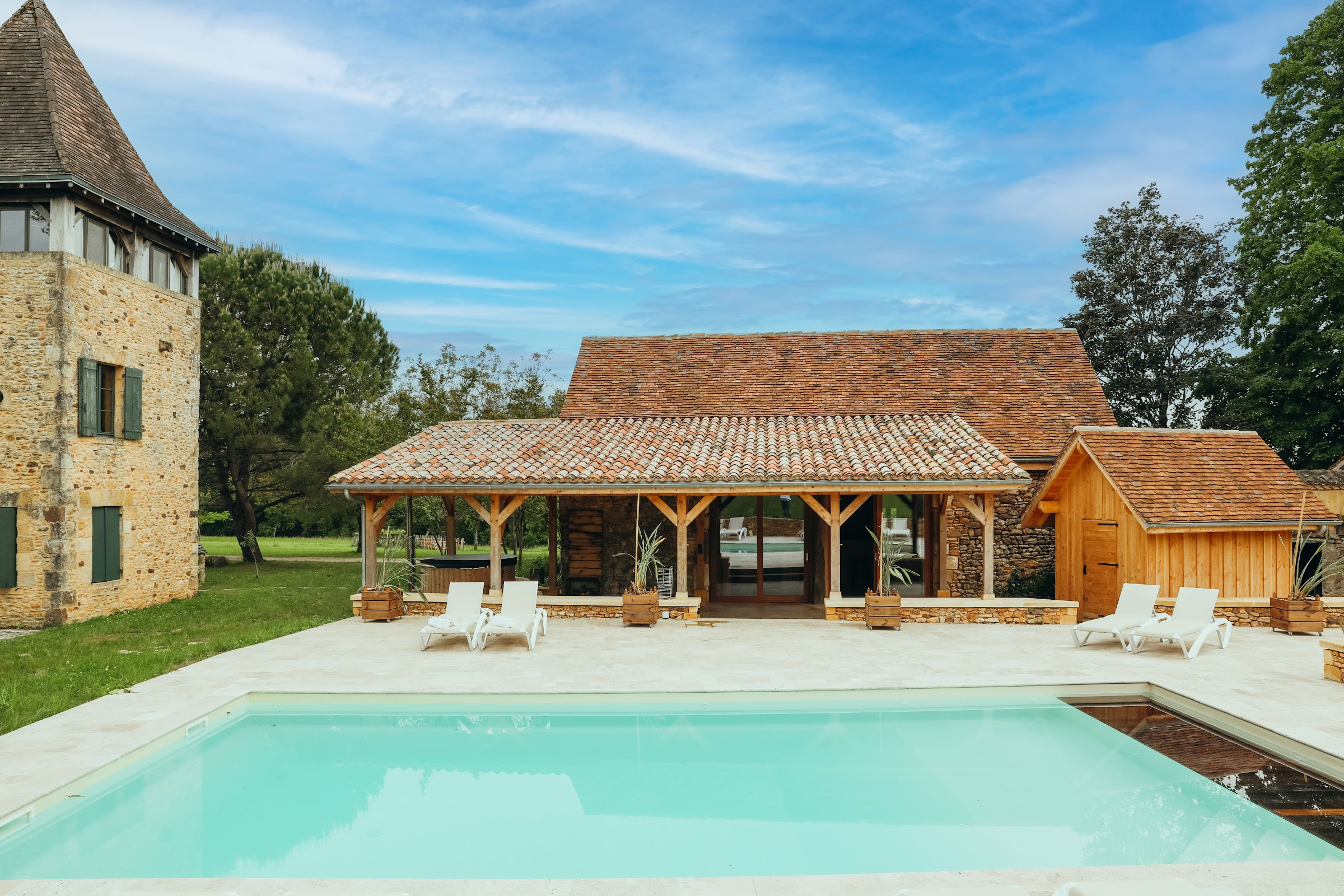 La piscine face à la façade du manoir