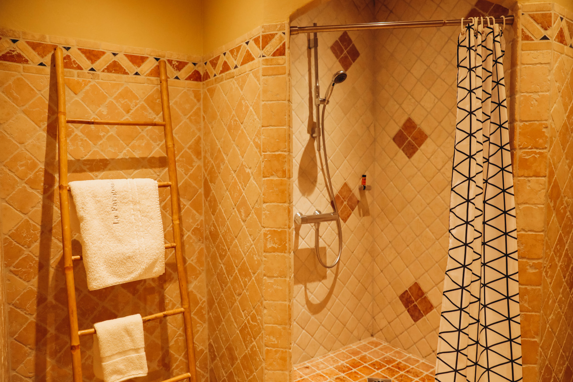 Salle de bain en pierre avec douche à l'italienne