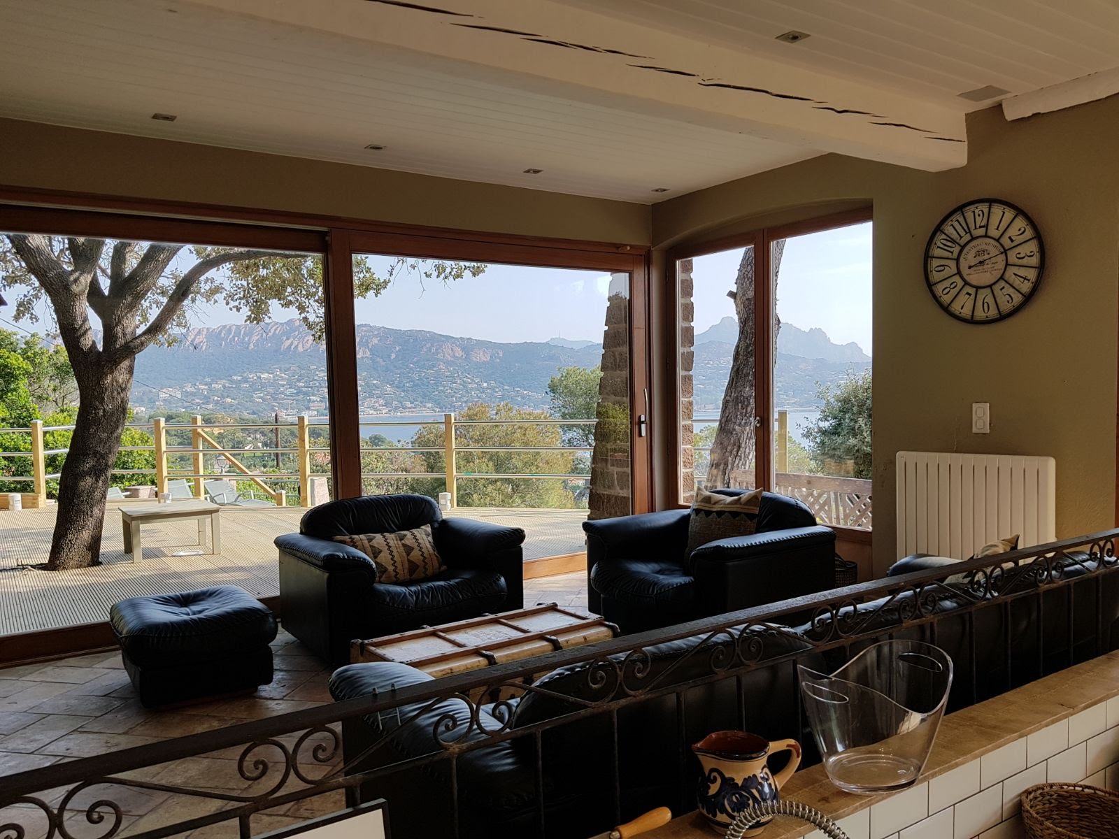 Salon ouvert sur la terrasse et vue panoramique sur l'Esterel