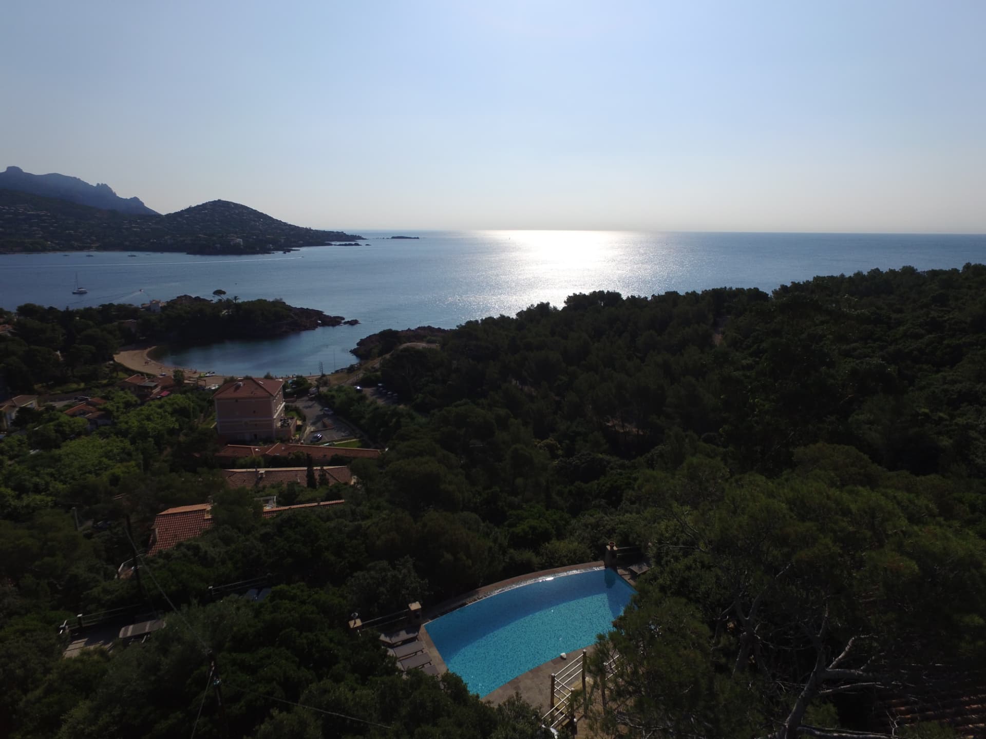 Vue plongeante sur la baie d'Agay, la pinède et la piscine de la villa