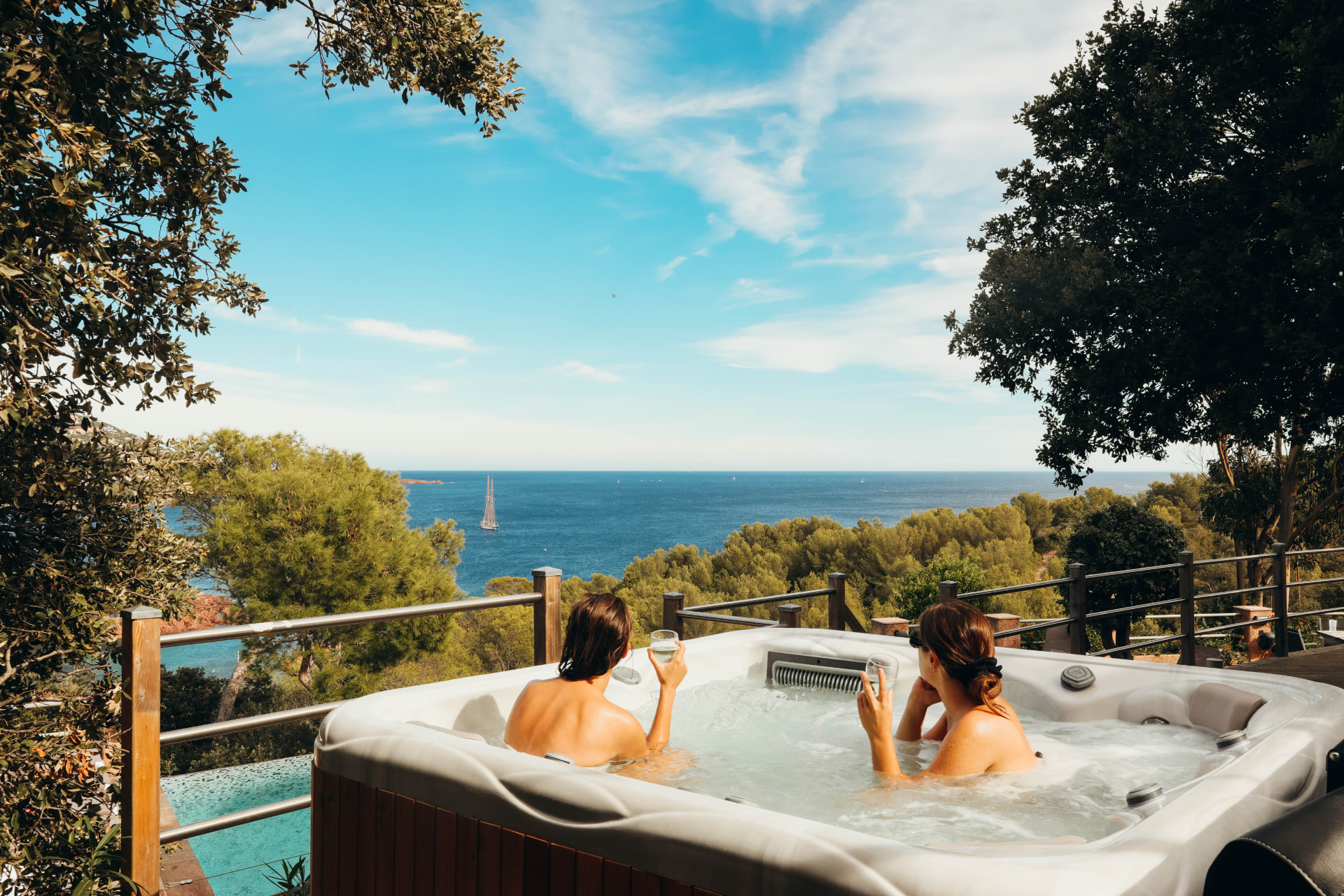 Jacuzzi en terrasse avec vue sur la Méditerranée