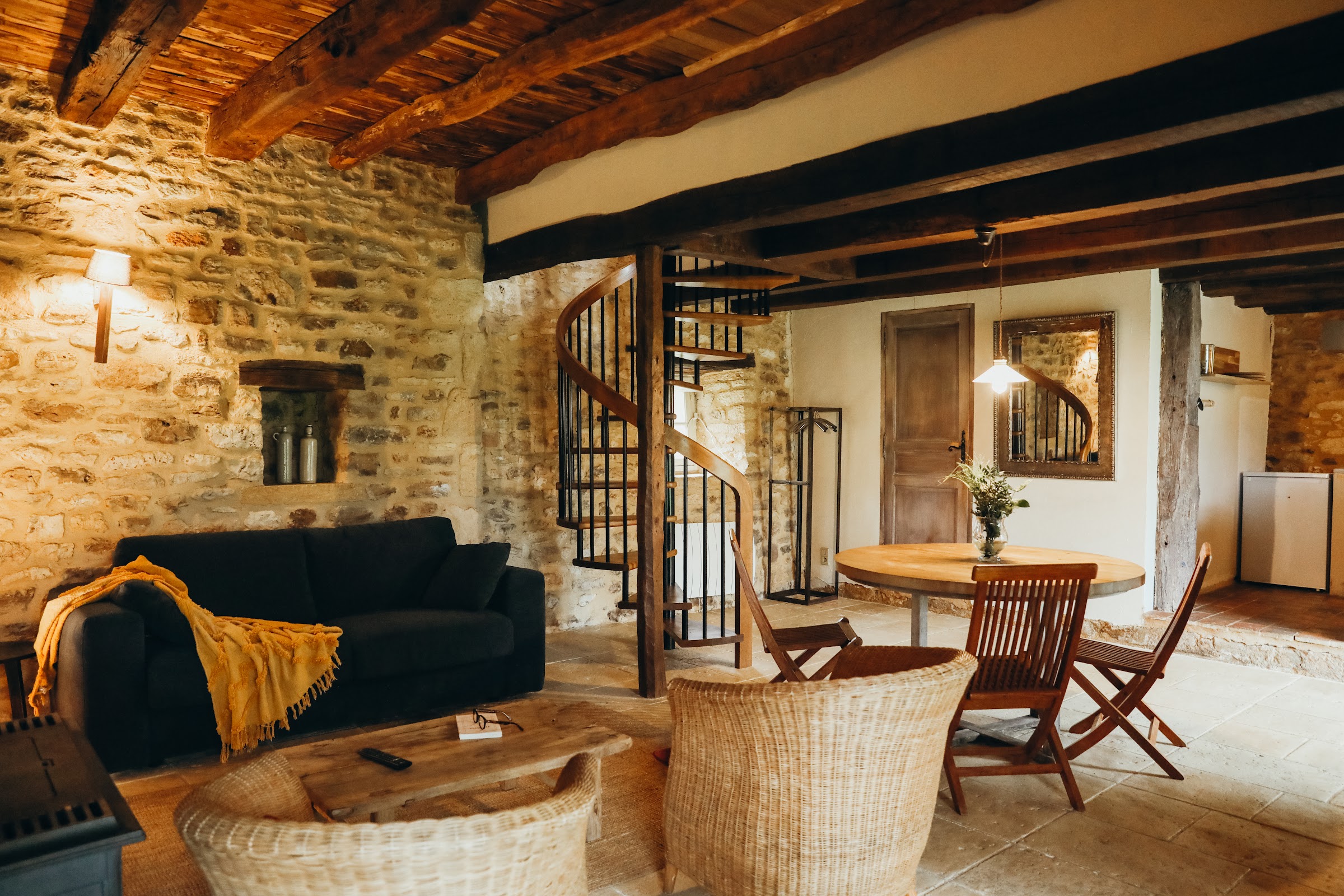 Salon et fauteuils dans le volume de pierre