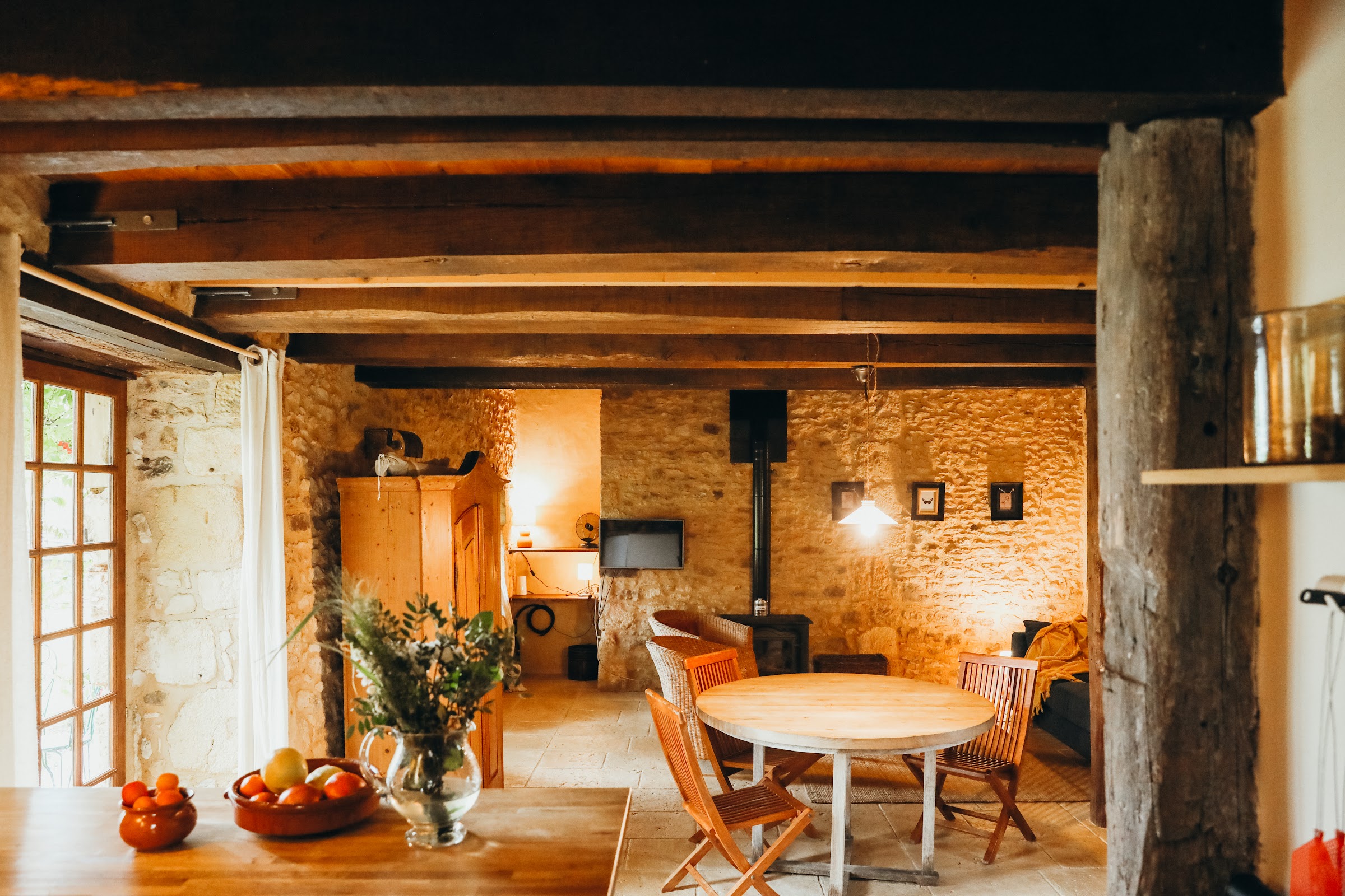 Séjour et cuisine ouverts sous poutres apparentes