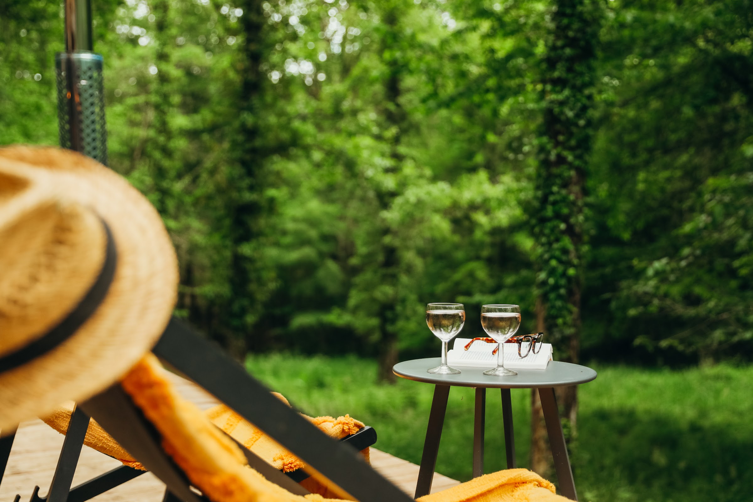 Transats sur la terrasse en bois face aux arbres