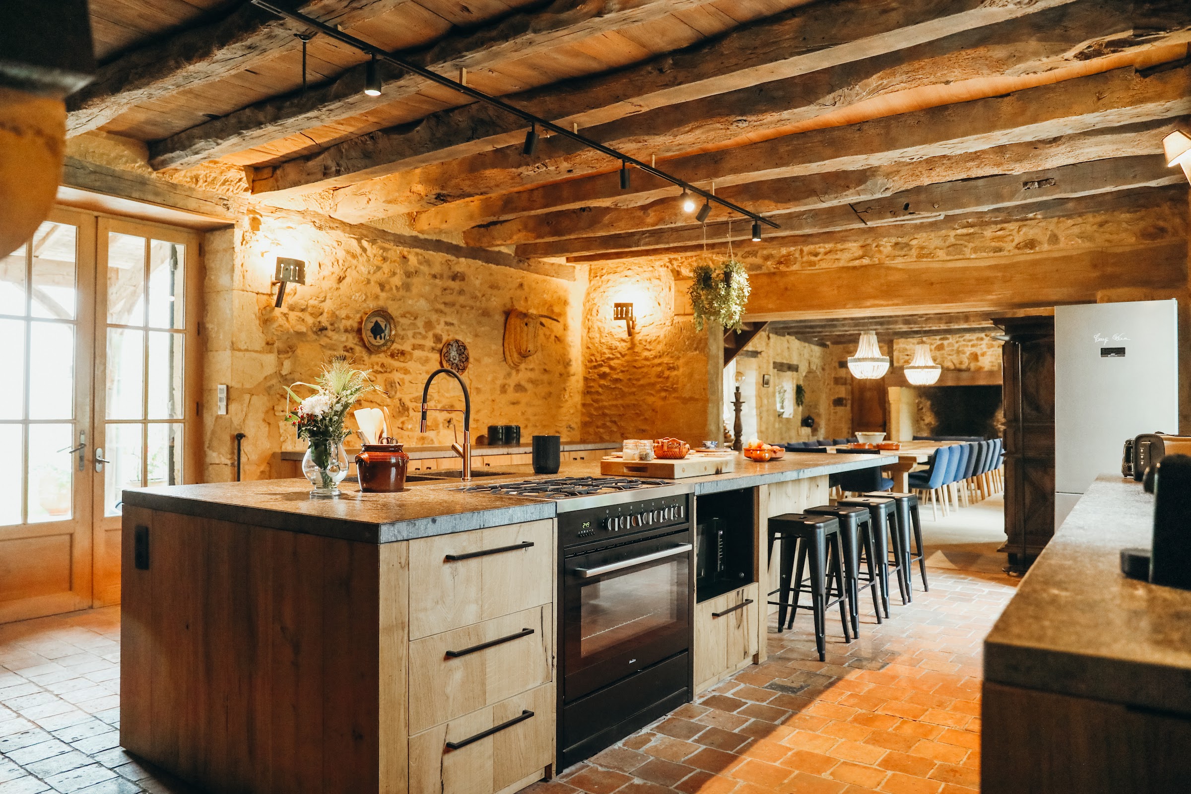 Cuisine équipée habillée de bois