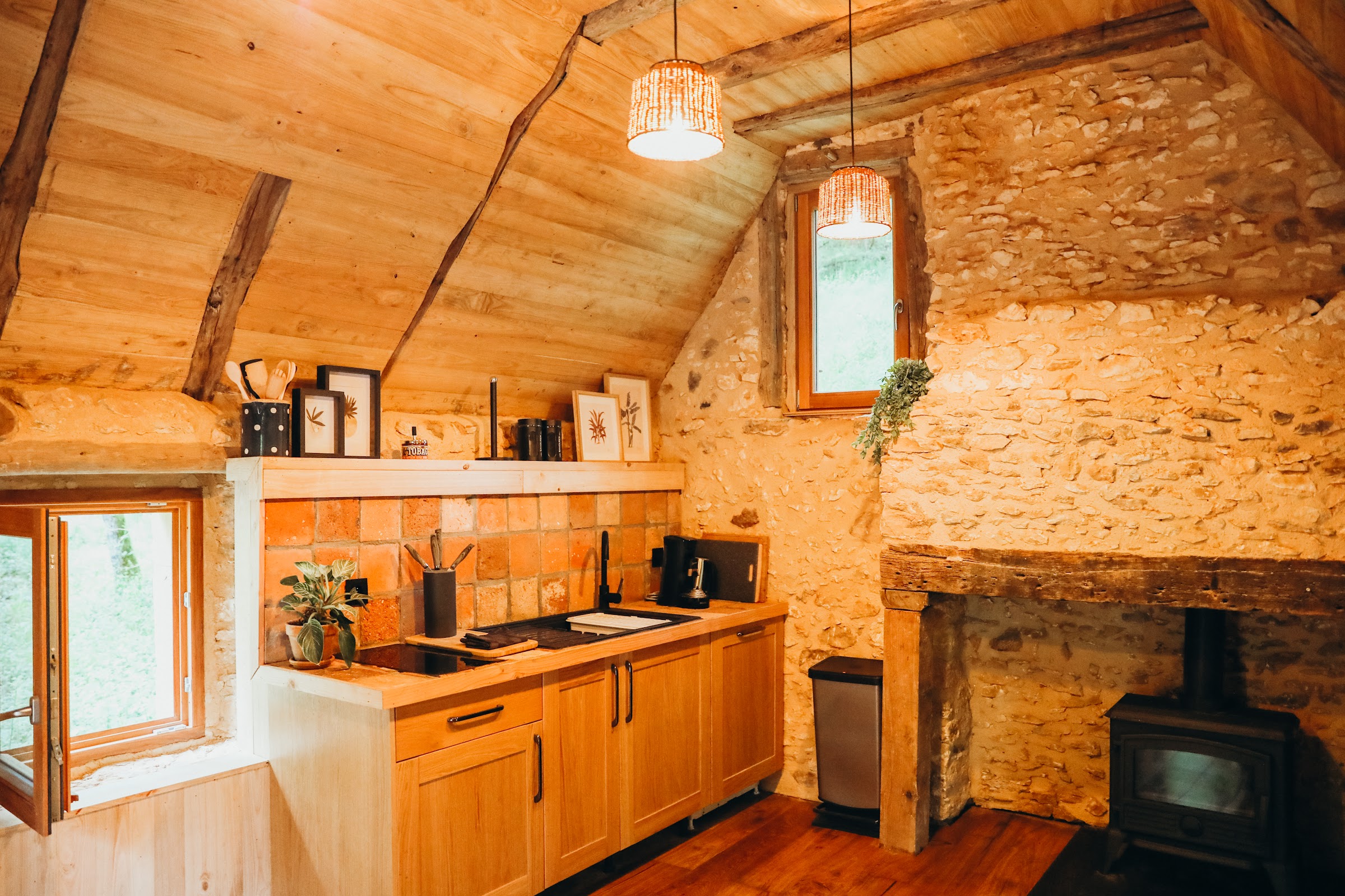 Cuisine en bois sous charpente avec poêle à bois