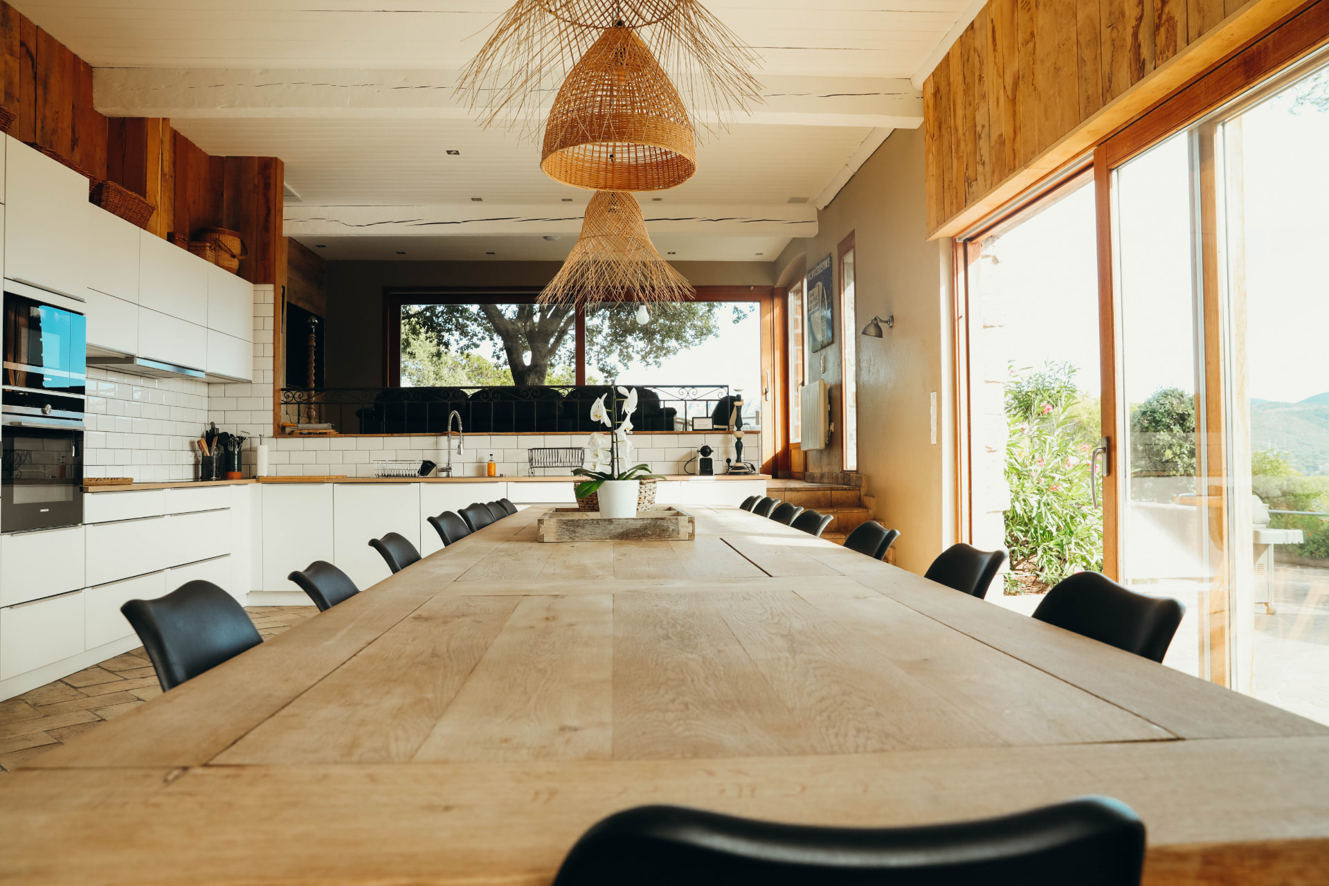 Grande table de convivialité et cuisine ouverte sur le jardin