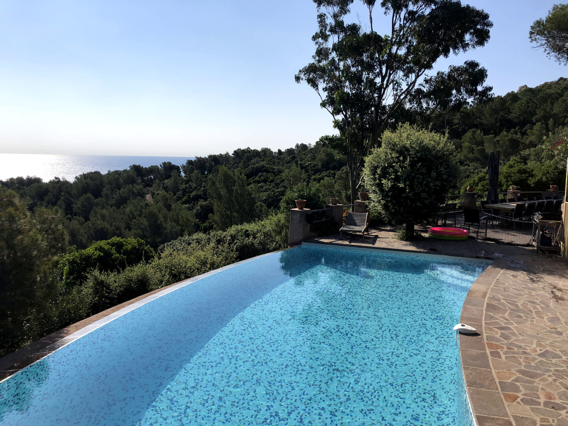 Piscine à débordement dominant la pinède et la Méditerranée