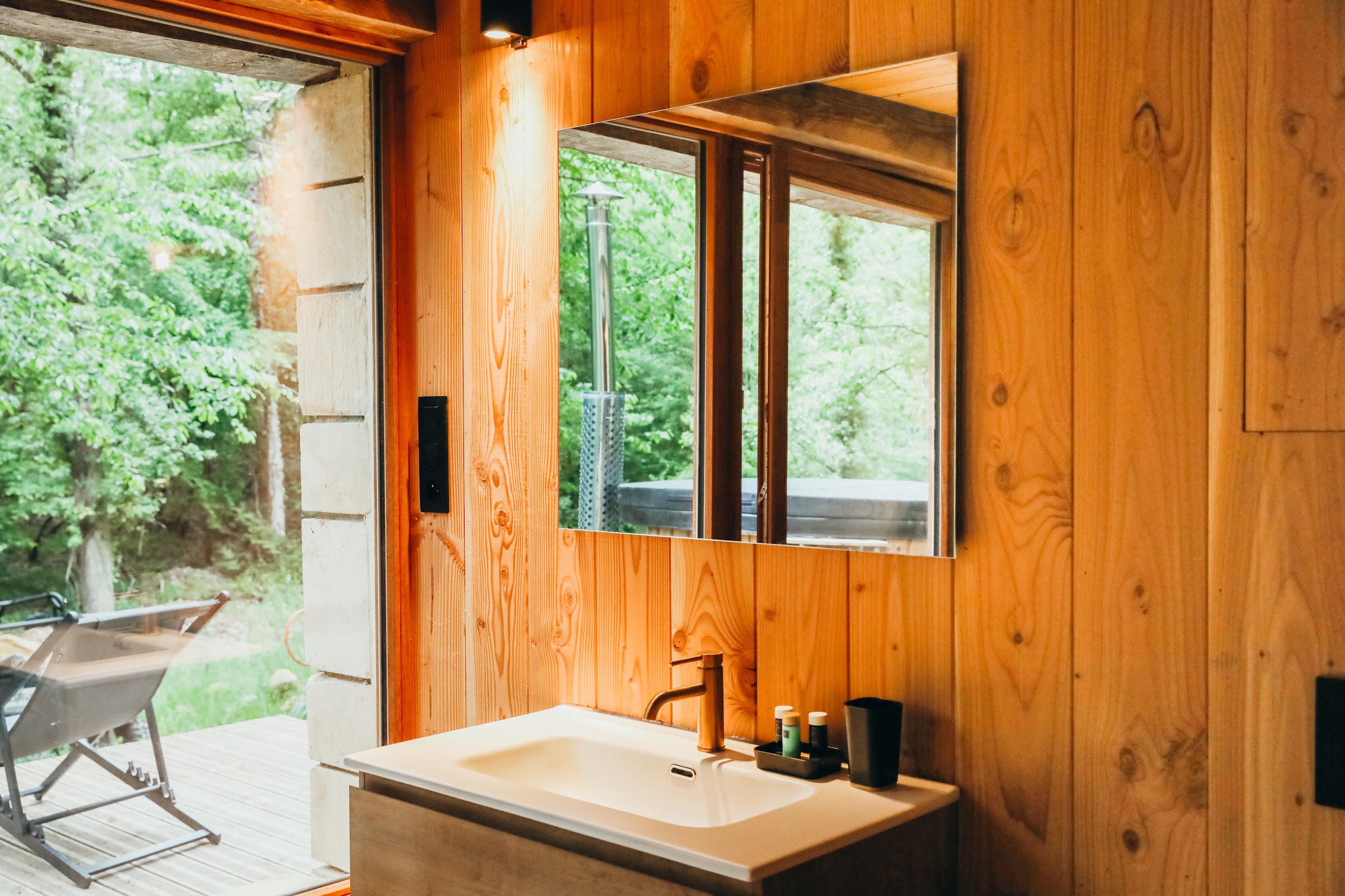 Salle d'eau en pierre avec douche à l'italienne