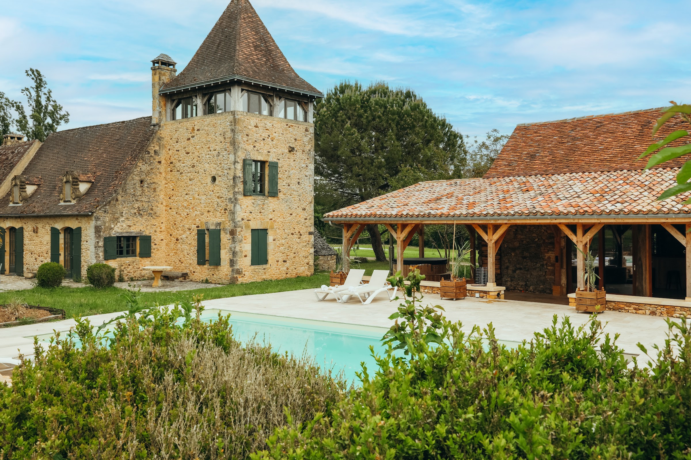 Manoir périgourdin en pierre et sa piscine au cœur du parc