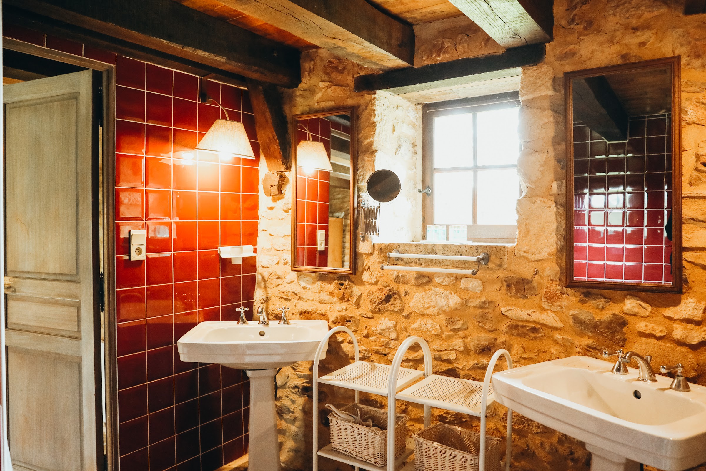 Salle de bain carrelée aux tons rouges