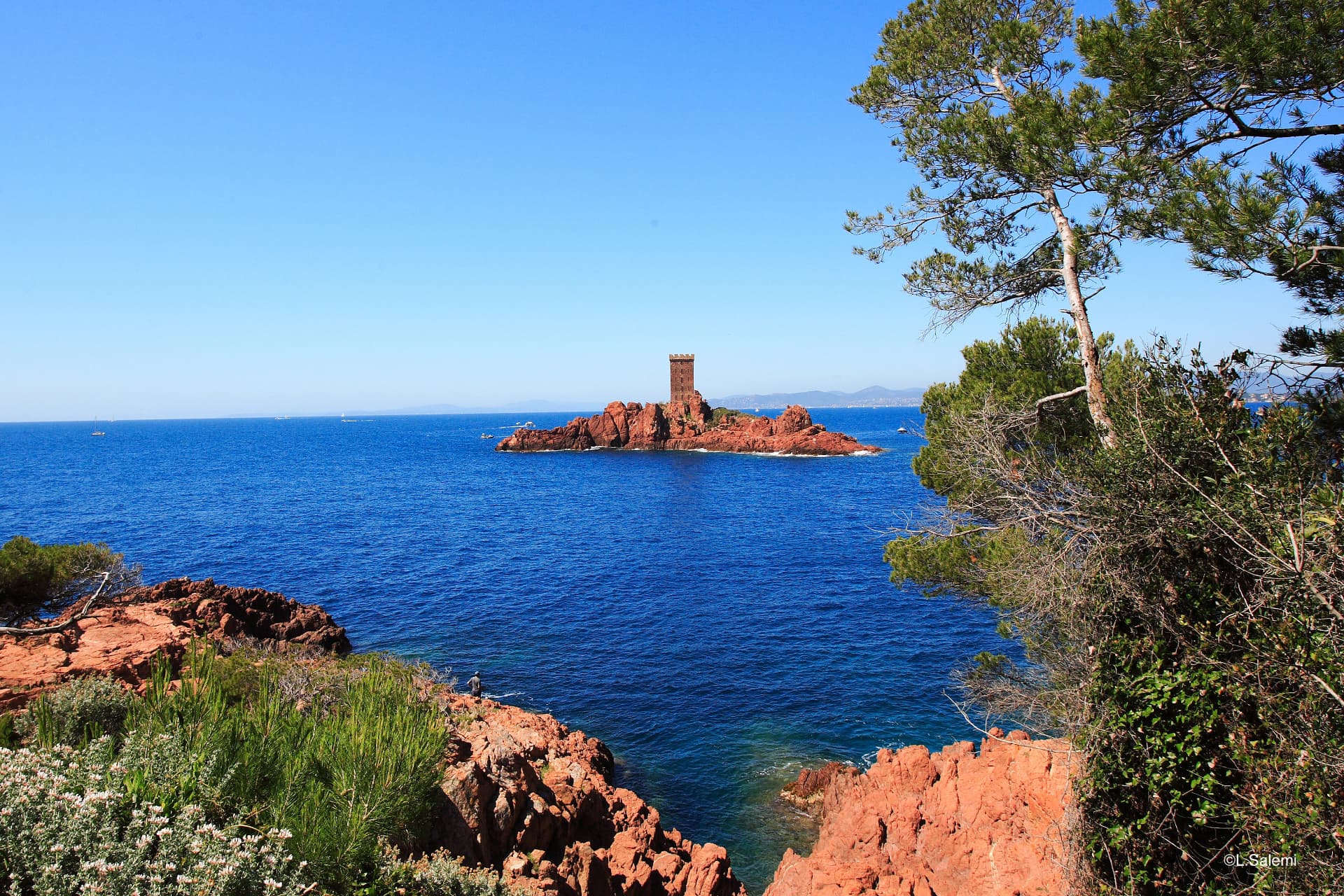 L'Île des Vieilles et ses rochers rouges face à la tour du Cap du Dramont