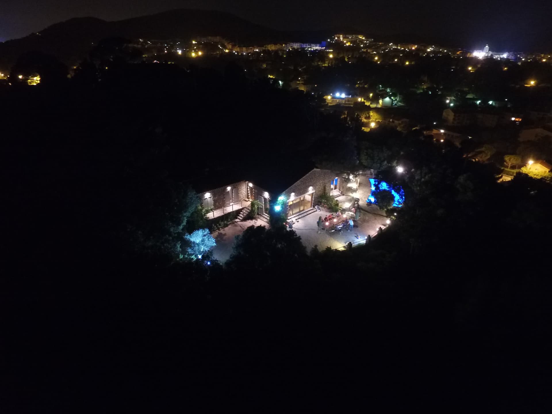 Soirée dînatoire sur la terrasse éclairée, vue sur les lumières du Cap du Dramont
