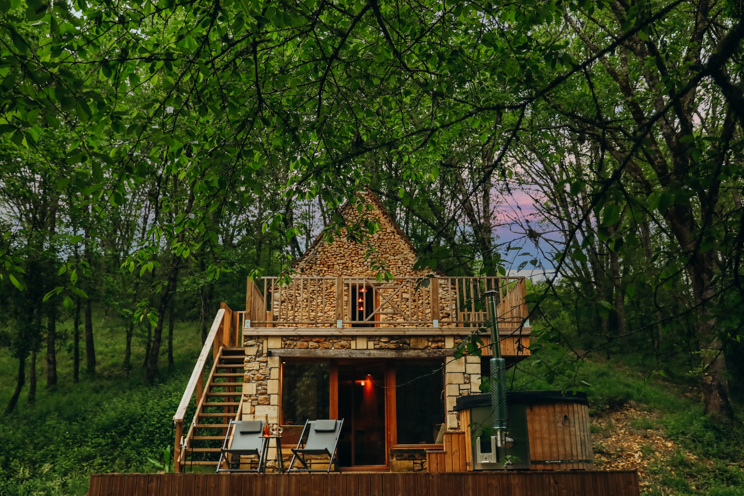 Petite bâtisse en pierre du XVIᵉ siècle nichée au cœur des bois du Périgord