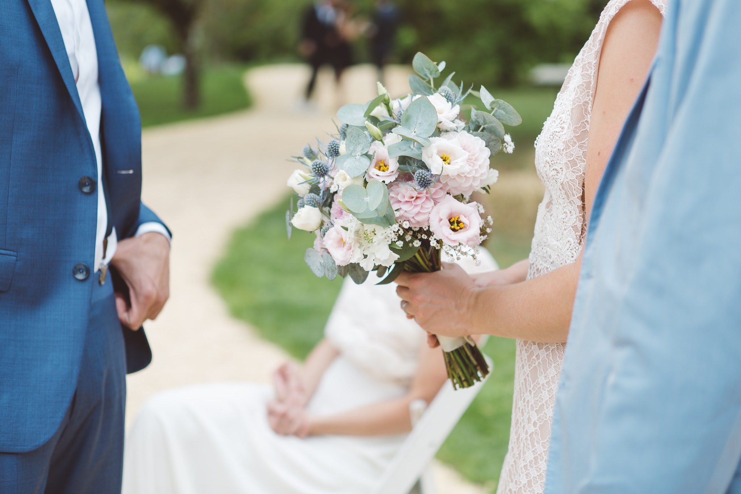 Mariés et bouquet dans le parc