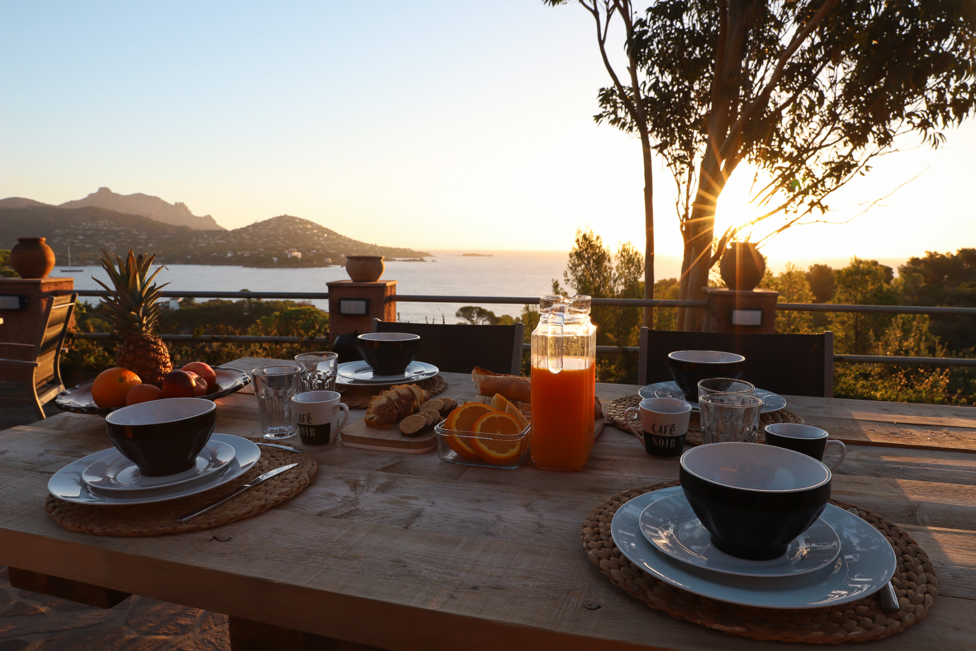 Petit-déjeuner en terrasse au lever du soleil sur la mer