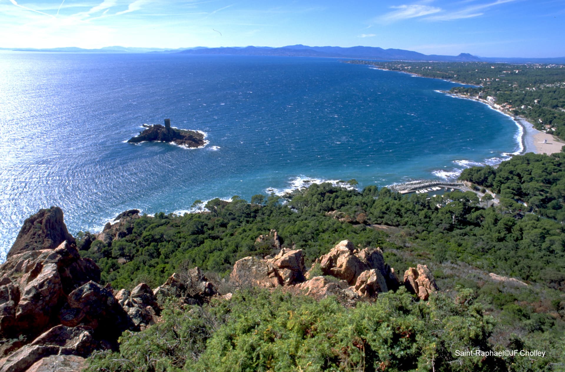 Baie de Saint-Raphaël et l'Île des Vieilles vues depuis les hauteurs du Cap du Dramont