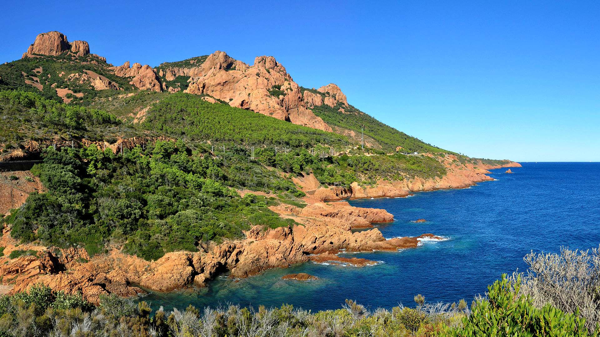 Massif de l'Estérel, rochers rouges et crique turquoise de la baie d'Agay