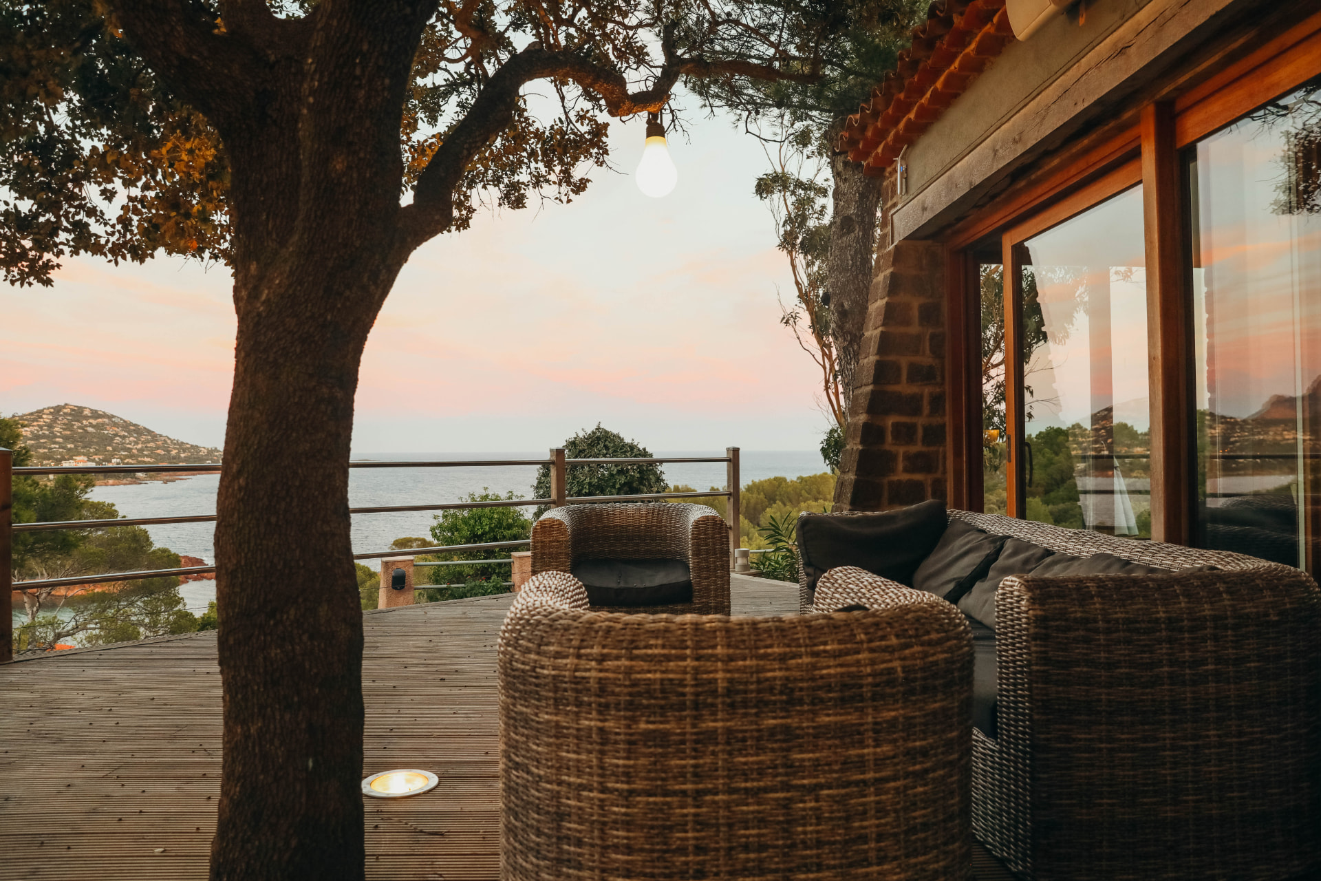 Salon d'extérieur sur la terrasse en bois au coucher du soleil