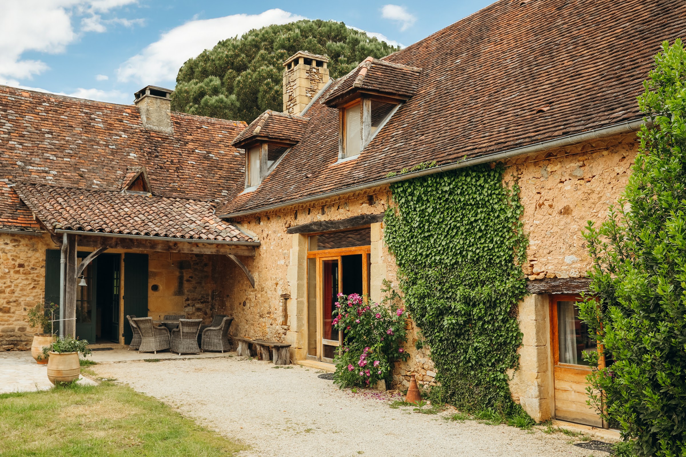 Façade et terrasse ombragée du corps de ferme