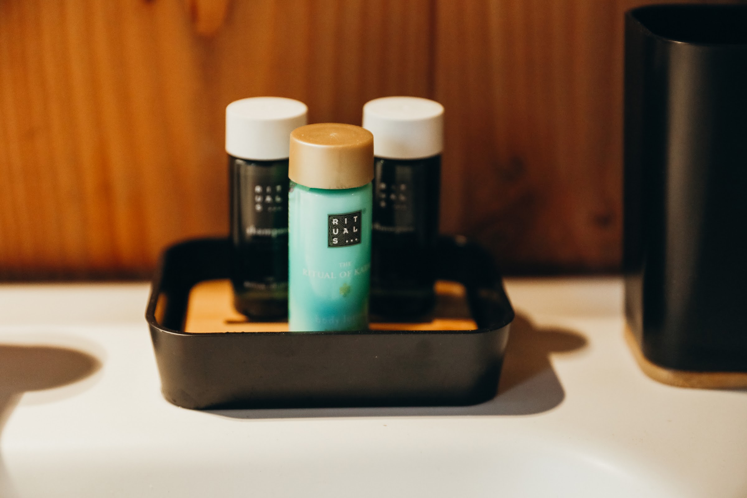 Produits de soin sur un plateau, attention portée au détail